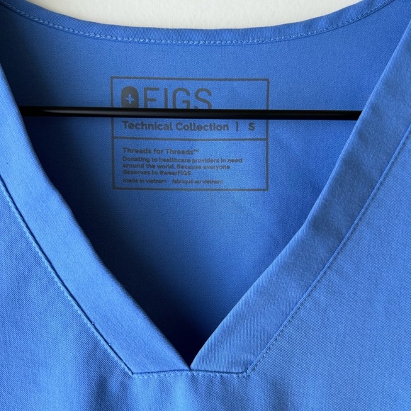 Casma Three-Pocket Scrub Top - Picture 2 of 2
